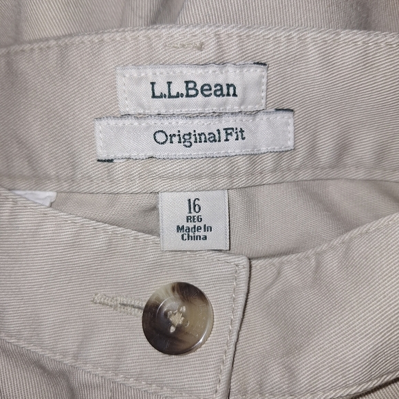 A pair of LL Bean ladies shorts in a size 16. They're pre-loved in great shape. - Picture 2 of 8